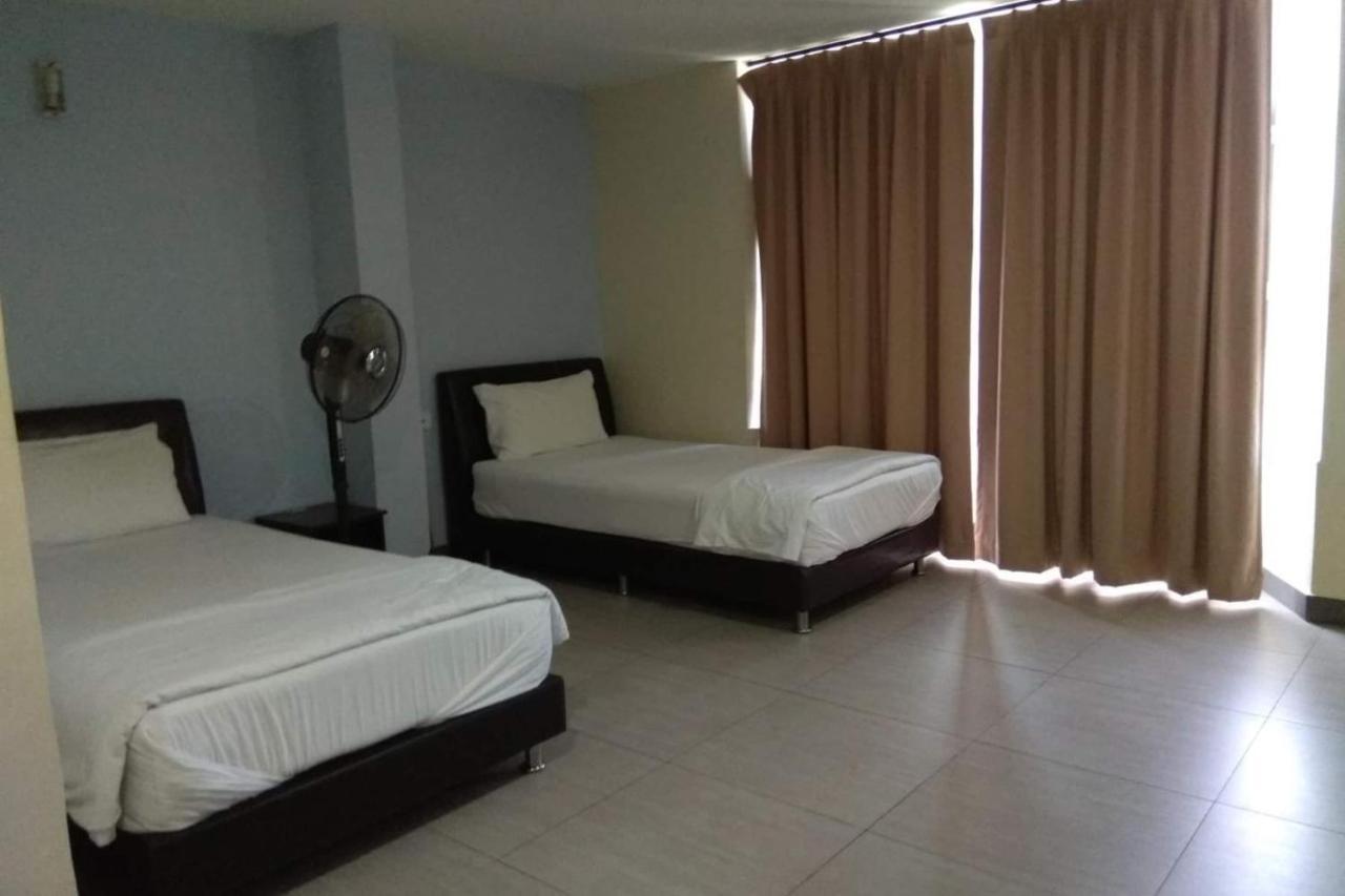 Oyo 90021 Star View Hotel Kampong Batu Tiga Exterior photo
